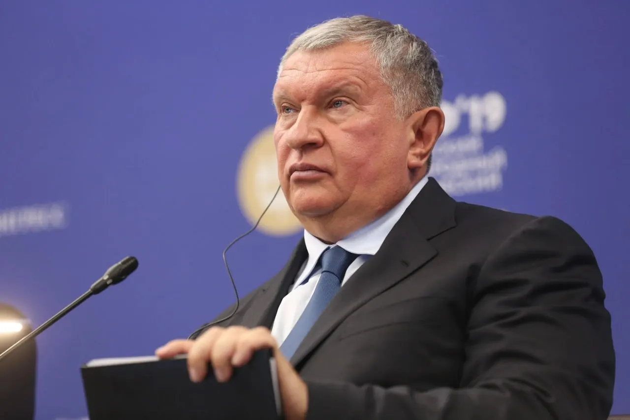 Глава «Роснефти» направил президенту пакет инициатив: от временной приостановки обязательных биржевых продаж до требований перерабатывать не менее 30% сырья в России. Поручение рассмотреть предложения получил вице‑премьер Александр Новак.