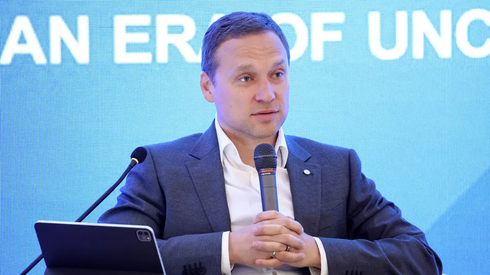Топ-менеджер банка заявил, что население массово снимает деньги и не возвращает их в банковскую систему; это связано с ростом налоговой нагрузки, усилением контроля и проблемами с блокировками карт.