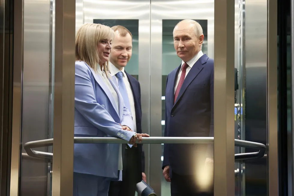 Руководители силовых ведомств настаивают на переносе или отмене выборов в Госдуму из‑за экономических трудностей и вопросов безопасности. В администрации президента и в других властных кругах идут споры; официальных решений пока нет.