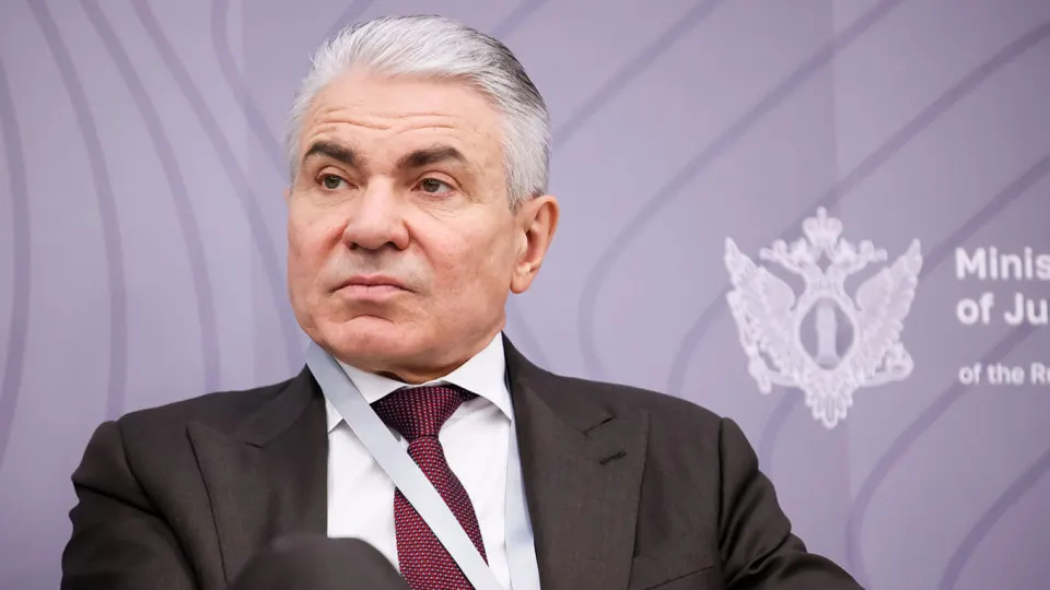 Замминистра юстиции предложил обязать разработчиков нейросетей внедрять «фильтры национальной безопасности», закрепить ответственность владельцев моделей и ввести санкции; ранее власть поддерживала идею «суверенных» ИИ, но бизнес критиковал изоляцию рынков.