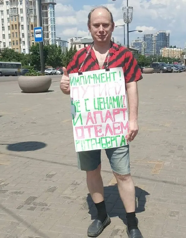 Житель Липецка Александр Айрапетов уже четвёртый день выходит к администрации города с плакатом «Импичмент Путину! Чё с ценами и апарт-отелем Ротенберга?». Его несколько раз задерживала полиция, но каждый раз отпускала без протокола.