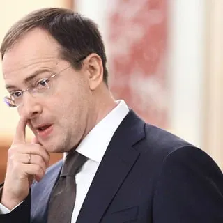 Владимир Мединский заявил о необходимости ввести обязательное распределение выпускников бюджетных мест с заключением трудовых контрактов — по его мнению, это позволит решать кадровый дефицит в регионах и закреплять работодателей за обучающимися.