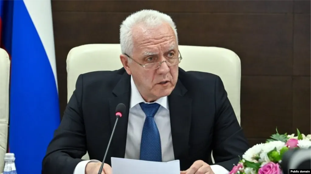 В обновлённый санкционный список Евросоюза включены более 80 физических и юридических лиц, в том числе генпрокурор Александр Гуцан, митрополит Симферопольский и Крымский Тихон, бывший детский омбудсмен Павел Астахов и Президентский фонд культурных инициатив.