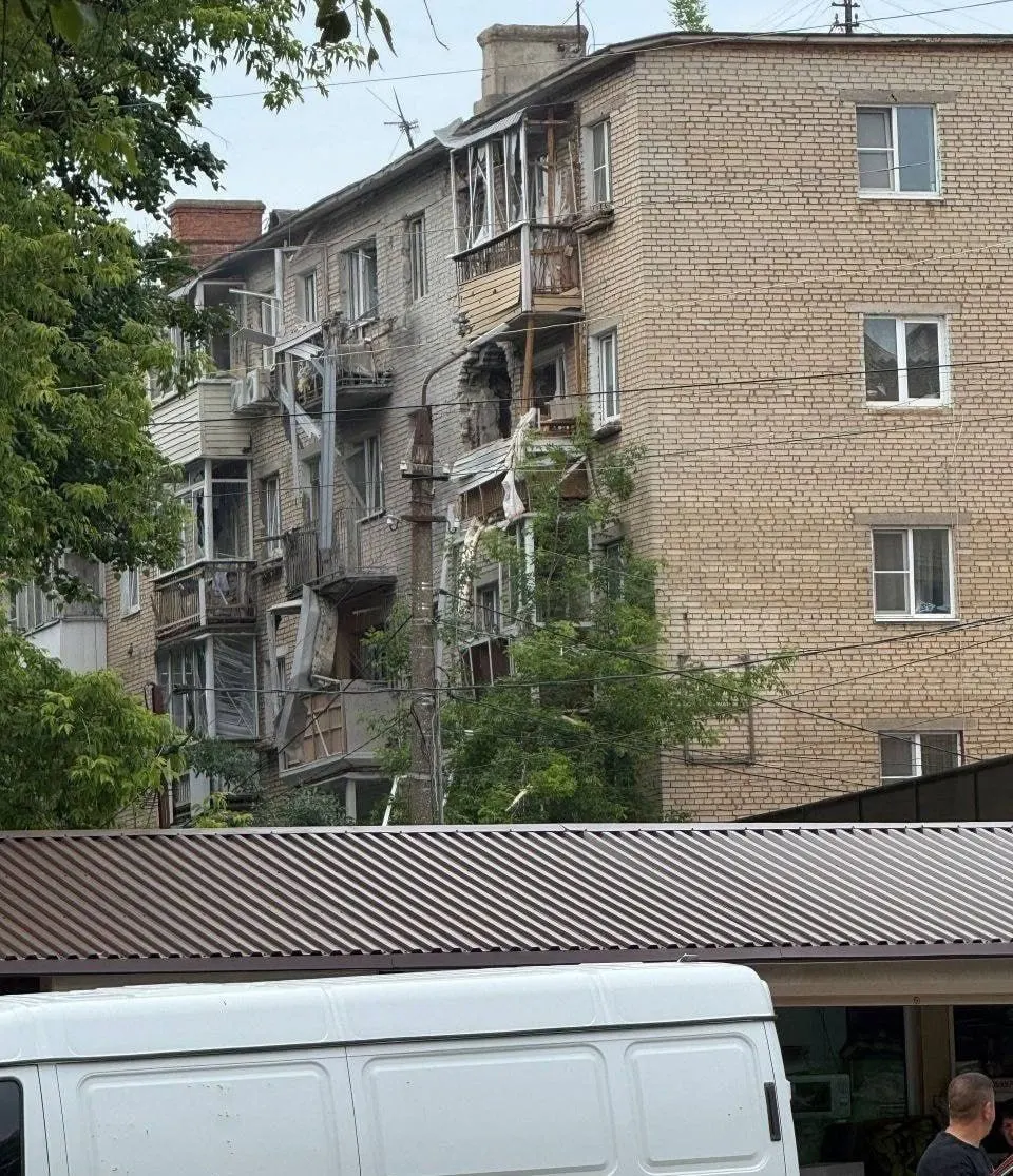 В Тульской области в городе Щёкино в дом попал украинский беспилотник. Жильцы эвакуированы, режим «беспилотной опасности» сохраняется. Минобороны сообщает о сотнях сбитых дронов по всей России.