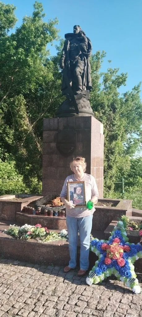 21 июня в ряде городов прошла акция «Свеча памяти Безвестного полка». Участники зажигали свечи у мемориалов, но активисты сообщают о давлении со стороны силовиков: в Липецке пропала координатор, в других регионах фиксировали задержания.