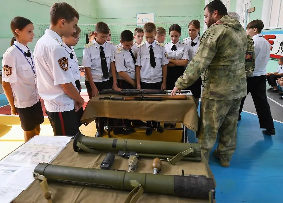 Российское военно‑историческое общество предложило вовлечь учащихся в запись воспоминаний участников и волонтёров СВО. По словам инициаторов, эти материалы должны пополнить школьные музеи и лечь в основу цифрового архива в рамках патриотического воспитания.