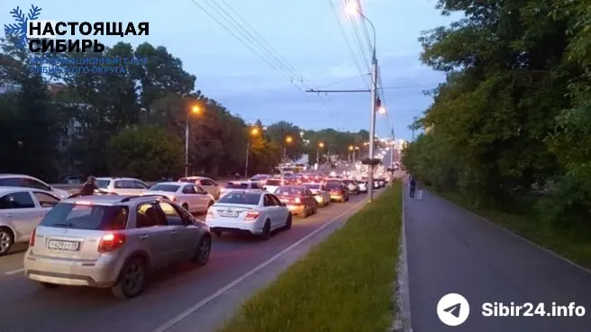 Жёсткие лимиты на АЗС и сокращение розничных заправок привели к многокилометровым очередям в Иркутске: люди ждут бензин по 8–9 часов, междугородние рейсы под угрозой, власти обращаются в Москву.