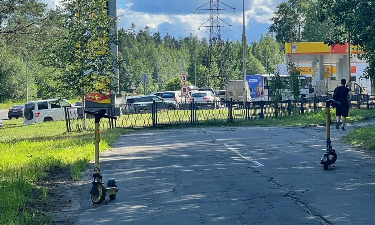 В нескольких регионах страны сохраняются очереди и ограничения на отпуск бензина и дизтоплива: власти вводят лимиты, часть АЗС не работает, возникают случаи краж и нарушений порядка.