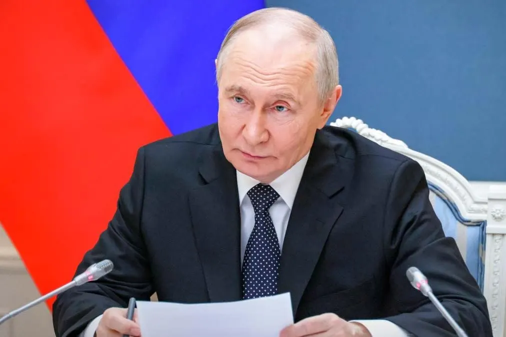 Указ расширяет список обязательств, которые можно не исполнять перед кредиторами из «недружественных» стран: теперь мера распространяется и на вклады иностранцев. Документ вступил в силу 1 июня 2026 года.