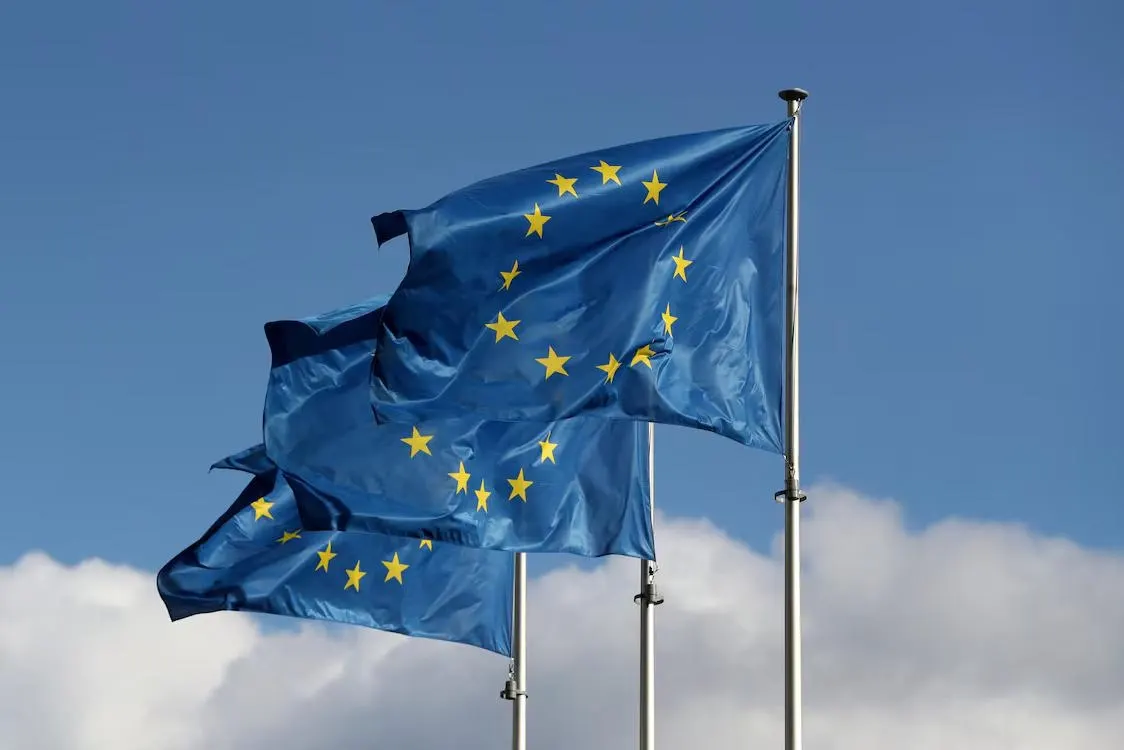 В проектах санкционных мер Евросоюза предложено включить 52 физических лица и 180 организаций. Пакет нацелен не только на чиновников и крупные компании, но и на инфраструктуру, поддерживающую военные действия: финансовые структуры, участников нефтяного экспорта, цепочки поставок беспилотников и пропагандистские, религиозные и спортивные структуры.