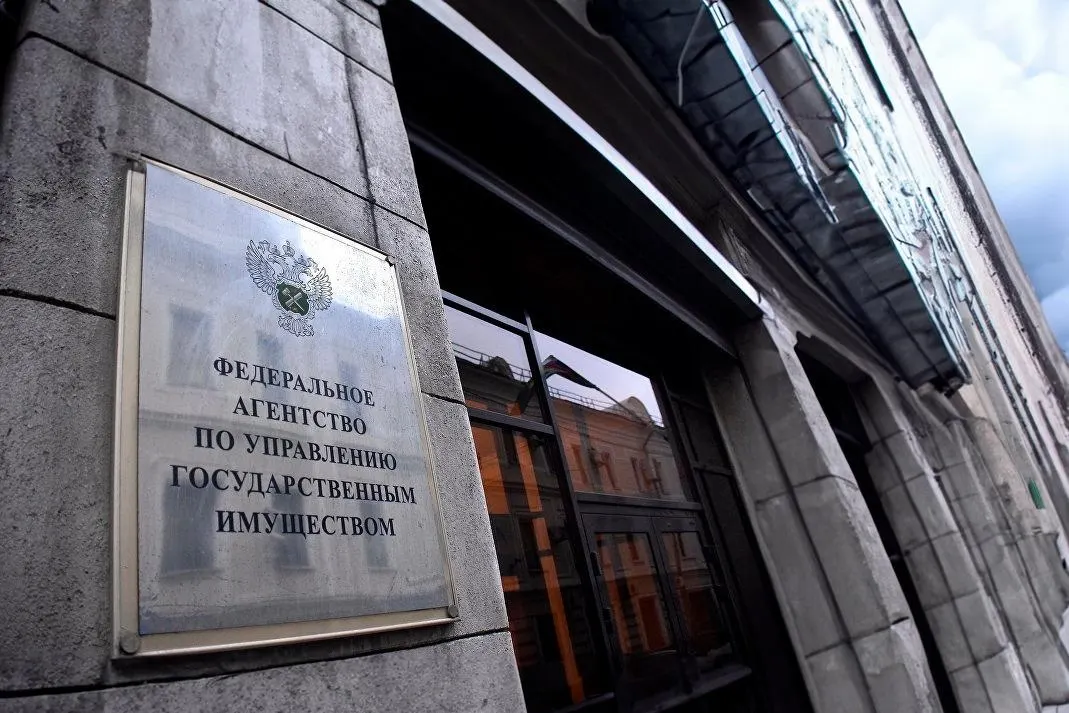 Депутаты отменили ценовой порог и полугодичную паузу при повторных торгах — это позволит выставить на продажу примерно 3 тысячи квартир, переданных государству по решениям судов.