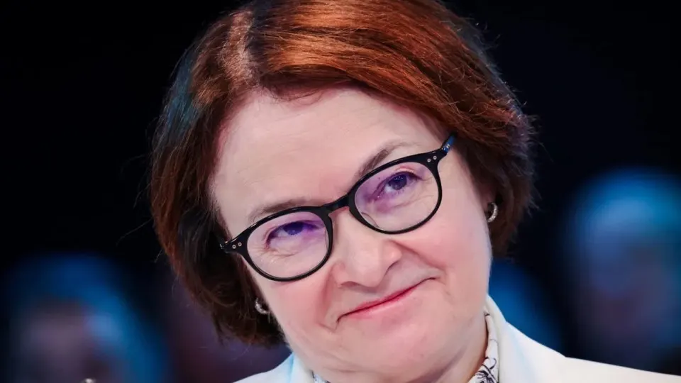 Отсутствие главы Центробанка на ключевых мероприятиях породило слухи и усилило споры о снижении ключевой ставки. На фоне изменений в бюджетном регулировании и увеличения военных расходов роль регулятора и перспектива инфляции стали предметом острой политико-экономической интриги.