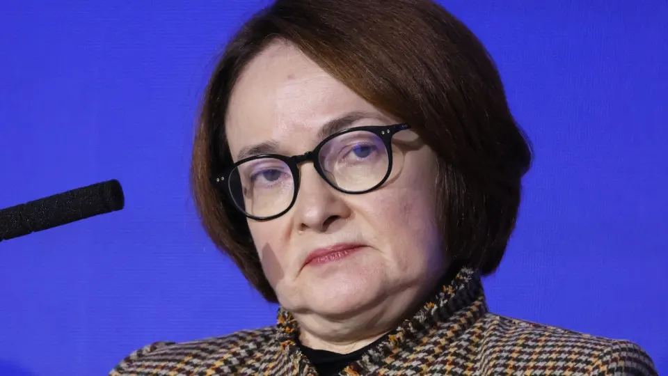 Резкий рост цен на бензин и падение производства нефтепродуктов усиливают инфляционное давление; дальнейшее смягчение денежно‑кредитной политики теперь под большим вопросом.