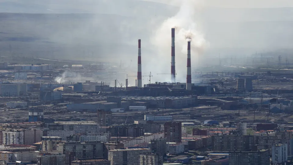 Минэкономразвития фиксирует сокращение промышленного производства в мае на 0,7% в годовом выражении: сильнее всего упали нефтепереработка и металлургия, при этом растут отрасли, связанные с военным сектором.