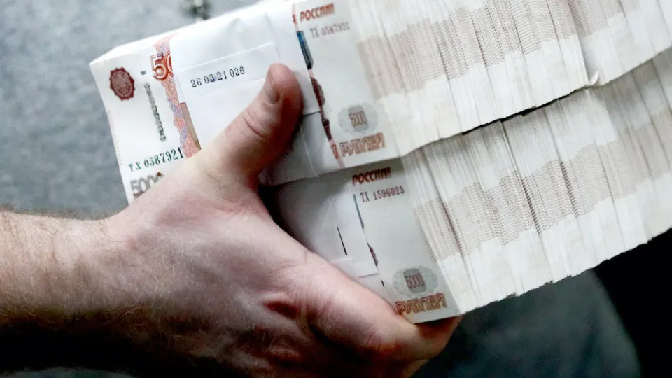 Ведущий банк фиксирует резкий рост спроса на наличные — объём бумажных купюр в обращении достиг 20 трлн рублей, а за последние месяцы из банковской системы ушли триллионы рублей. Центробанк ужесточил контроль за операциями с наличностью.