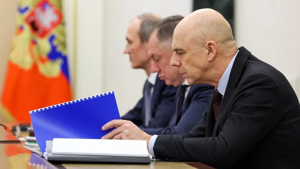 Индекс RGBI резко упал, а доходности долгосрочных облигаций федерального займа достигли 15,5% годовых. Усиление бюджетных расходов и осторожная политика ЦБ усугубляют давление на рынок и увеличивают долговую нагрузку бюджета.