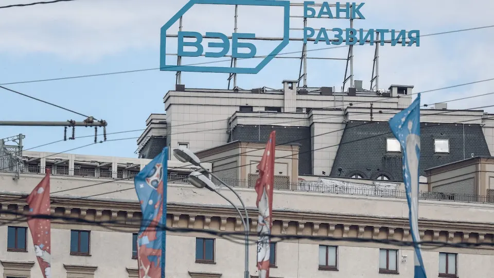 Государственный банк объявил о плане снизить расходы и отправить на сокращение пятую часть штата на фоне «кредитного охлаждения» экономики и общей волны увольнений в стране.