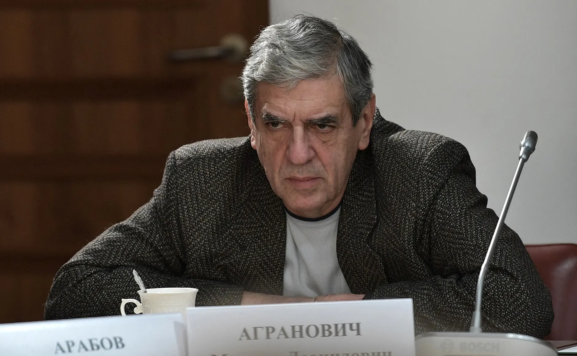 Операторский факультет объявил набор в специальную группу режиссёра Михаила Аграновича с условием годичного контракта с Минобороны; студентам обещают жильё и статус ветерана боевых действий, правозащитники предупреждают о рисках и обмане с гарантированным увольнением.