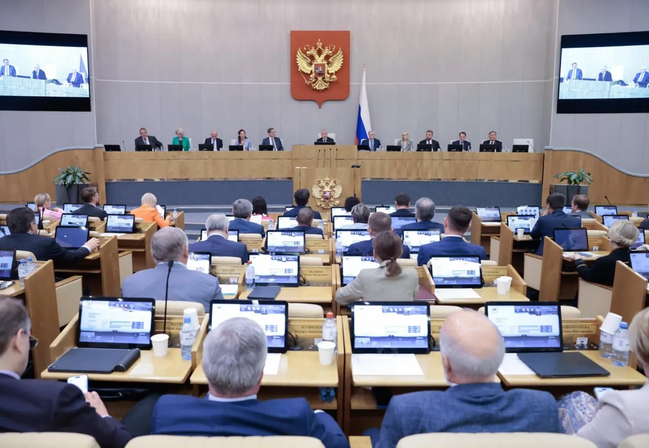 Анализ законодательной деятельности показывает, что правительственные и президентские проекты принимаются заметно чаще депутатских и региональных инициатив.