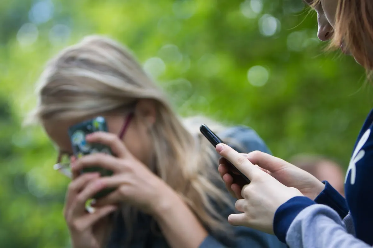 Предлагается ввести статус для SIM‑карт детей, который ограничит рассылки, входящие международные звонки и доступ к материалам 18+. Операторы обязаны будут бесплатно подключать родительский контроль.