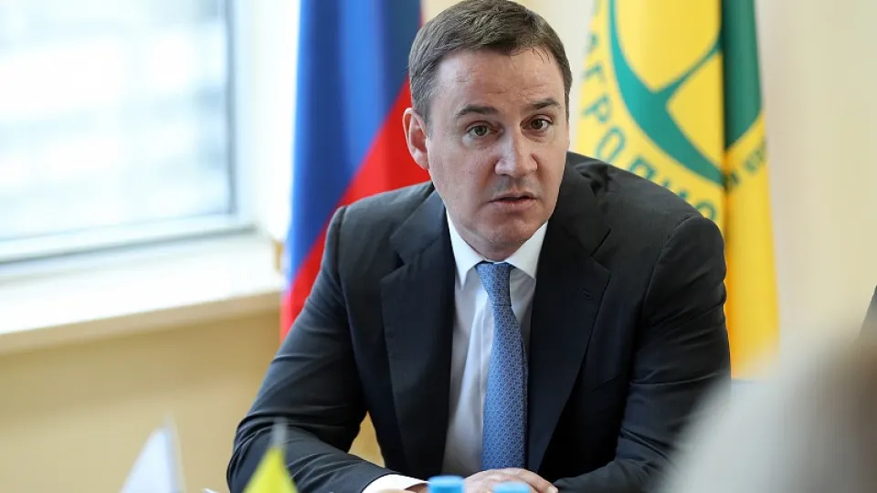 Заместитель председателя правительства Дмитрий Патрушев усилил влияние на госоператора по мусорной реформе: в наблюдательный совет вводят близкого к нему чиновника, а прежнее руководство компании оказалось под уголовным преследованием.