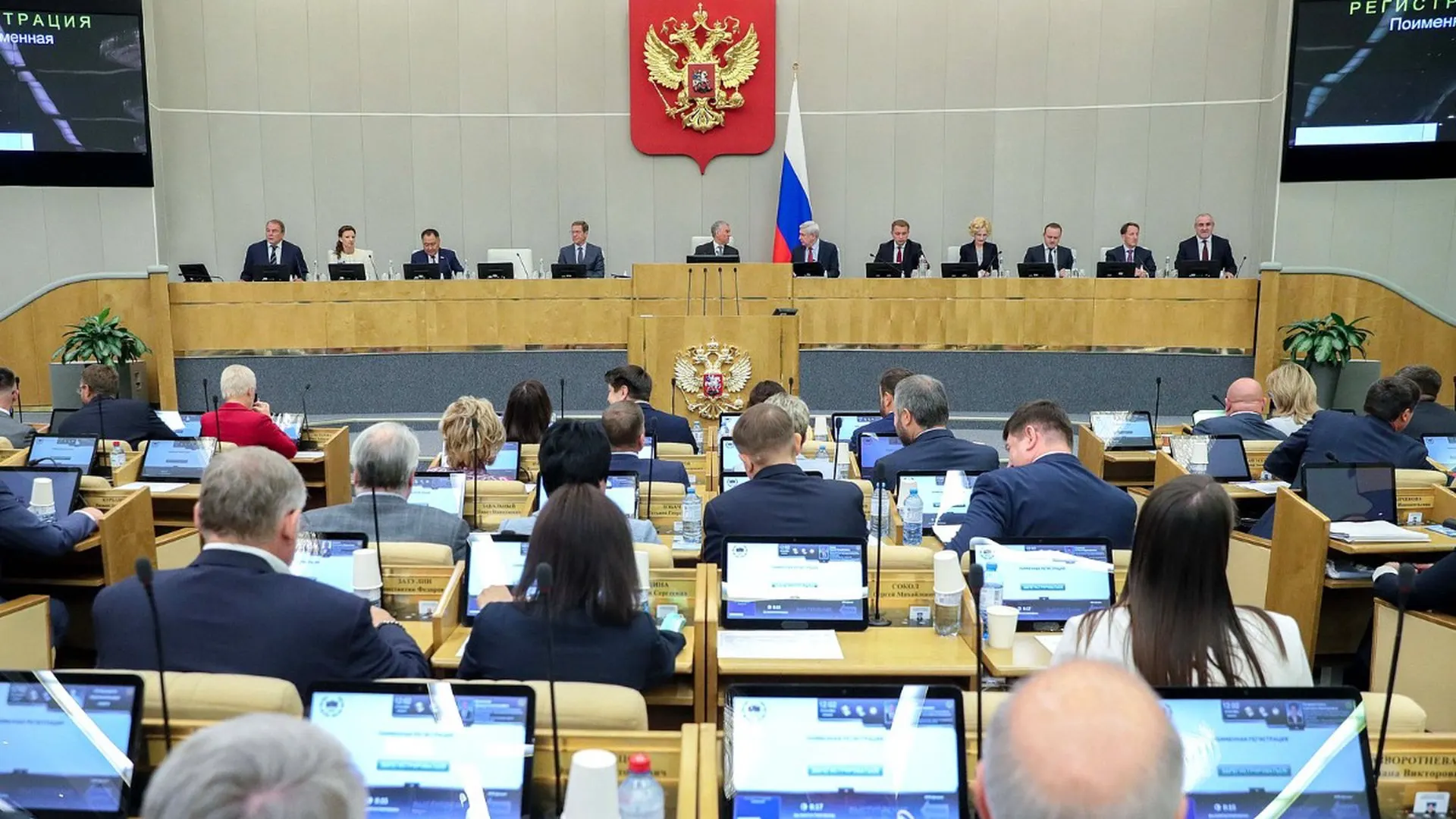 Депутаты включили в повестку два законопроекта, вводящие широкий перечень ограничений — от запрета онлайн‑банкинга до запрета регистрировать недвижимость; реестр лиц будет вести Минюст.