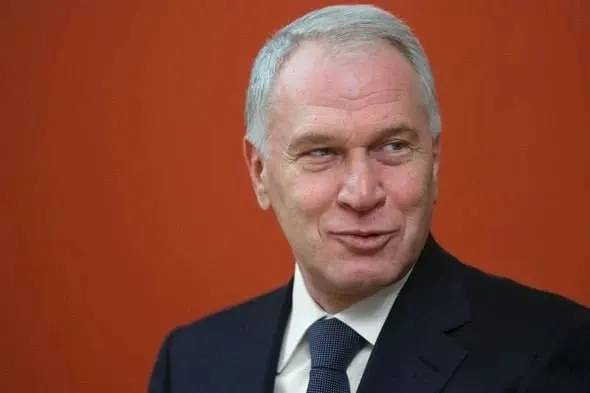 Президент подписал указ о награждении бизнесмена за вклад в социальные проекты, сохранение культурного наследия и благотворительную деятельность. Ранее он уже получал орден IV степени; по оценке Forbes, его состояние — около $2 млрд.