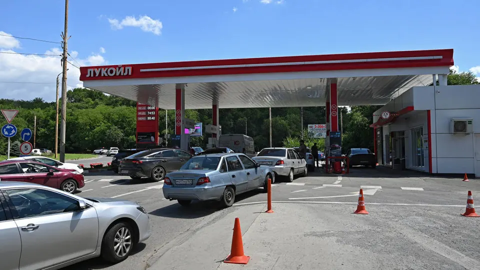 Цена на бензин АИ‑92 из Беларуси за неделю выросла на 6% — до 127 тыс. руб./т; дефицит топлива в России усиливается после ударов по НПЗ, власти наращивают импорт, но логистические и санкционные ограничения мешают быстрому восполнению запасов.
