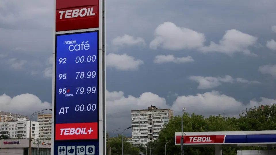 Правительство направляет поставки топлива в столицу, что привело к нехватке бензина в дальних регионах: часть АЗС закрыта или вводит ограничения, а переработка нефти снизилась до существенно меньшего уровня, чем годом ранее.