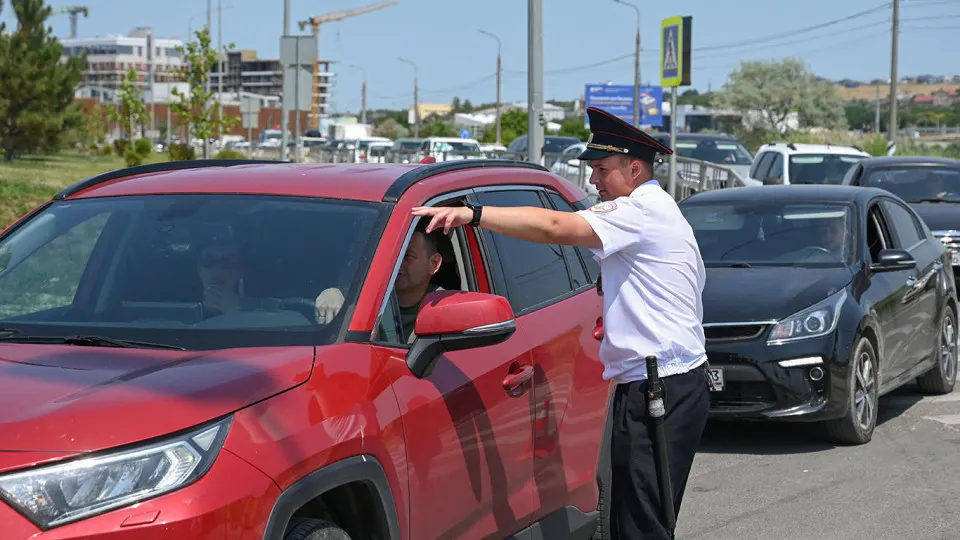 Власти региона направили полицейские патрули на самые загруженные автозаправки после инцидента со стрельбой и многокилометровых очередей. Аналогичные меры введены и в других регионах на фоне резкого падения производства бензина.