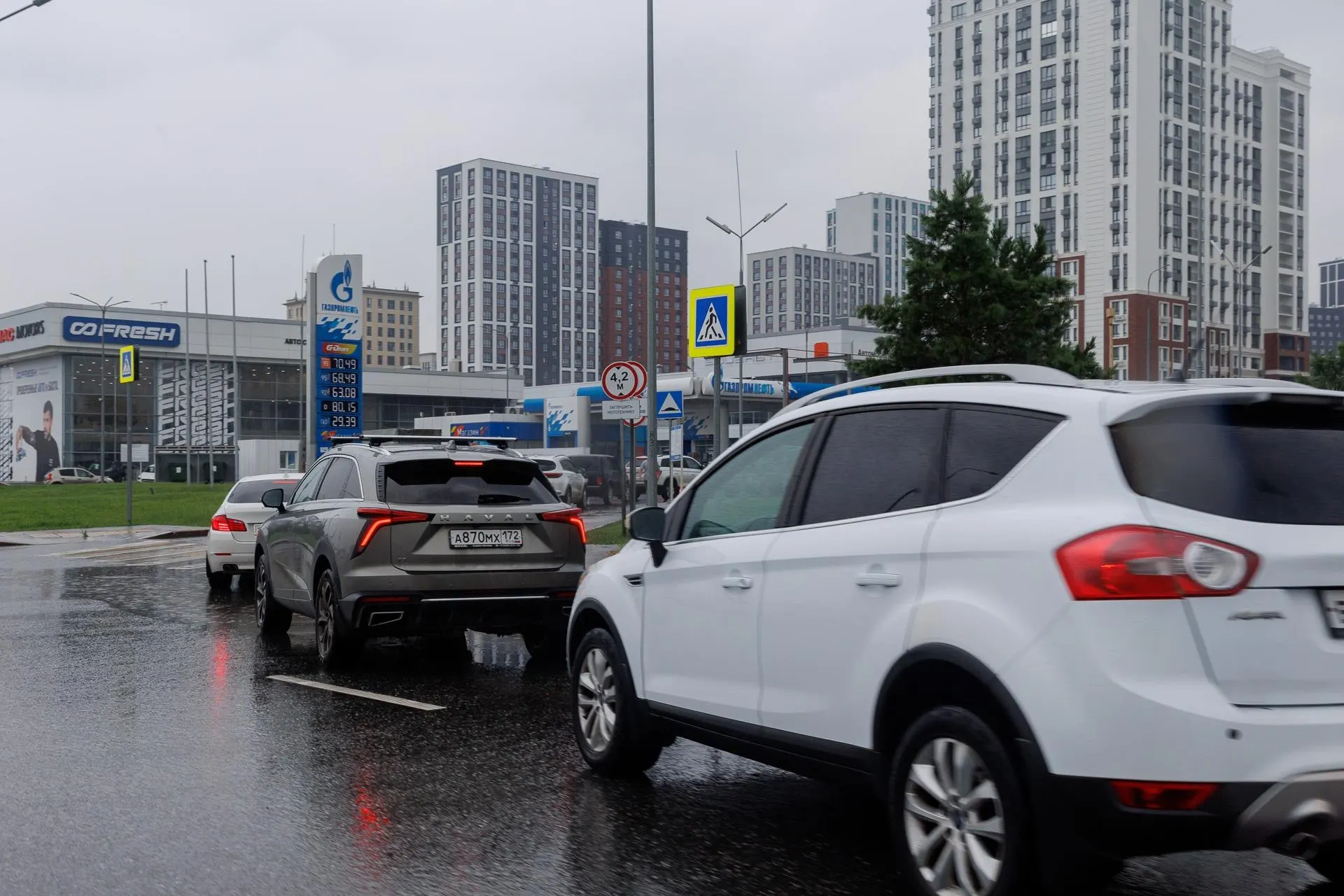 Власти временно приостановили экспорт дизельного топлива, чтобы удержать объёмы внутри страны и сдержать рост цен. Эксперты считают меру вынужденной и сомневаются, что она полностью решит проблему дефицита.