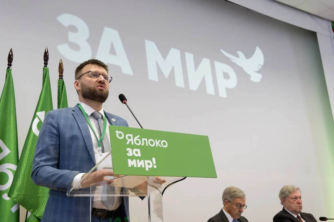 Ведомство сочло политической деятельностью поздравление от председателя партии, поездки в суд, возложение цветов и участие в ролике с бумажными самолётиками — из‑за этого Дорохову отказали в исключении из реестра.