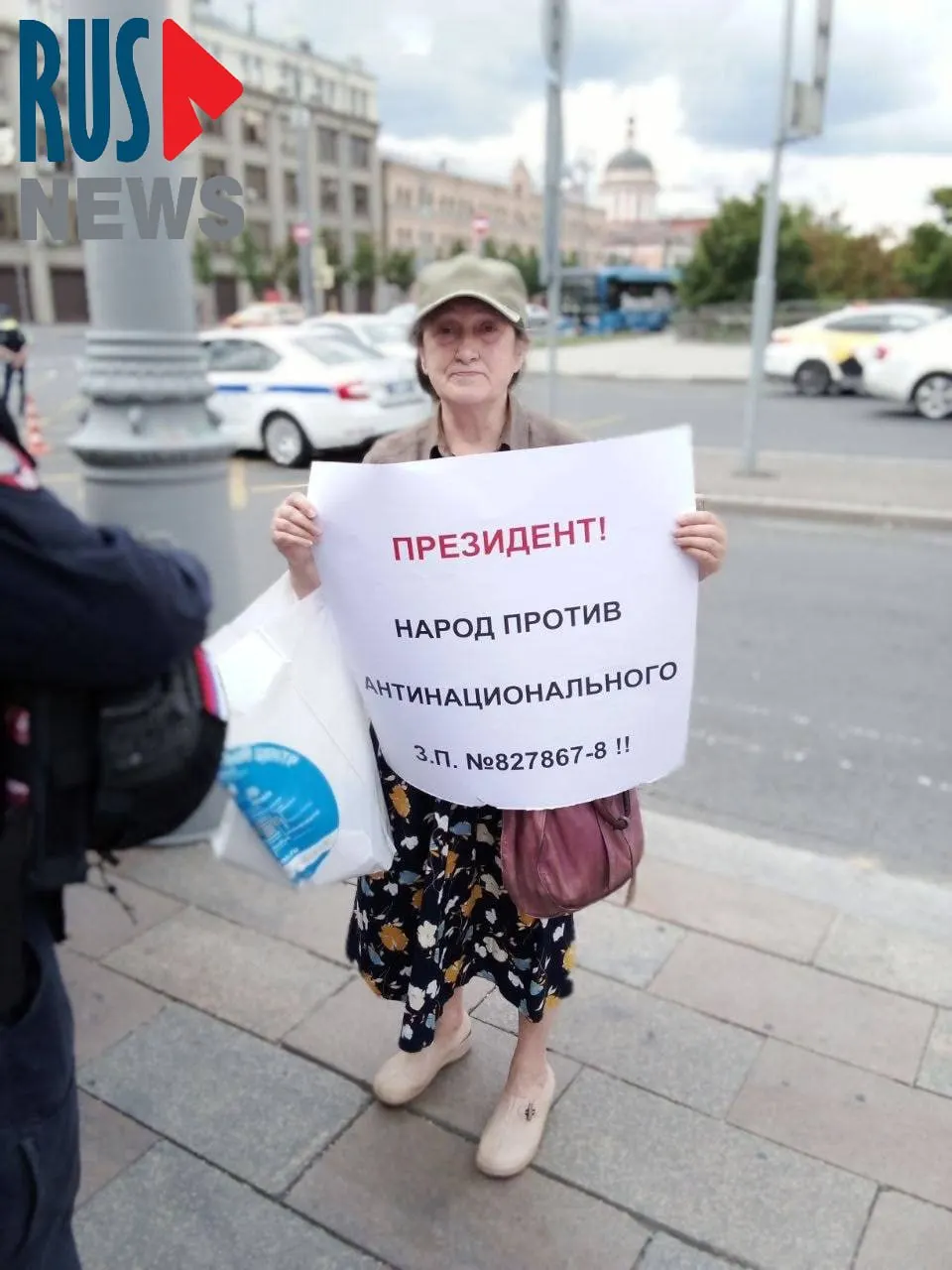 В центре Москвы задержали градозащитницу Наталью Шамину, которая провела одиночный пикет против законопроекта о передаче регионам права лишать памятники статуса госохраны.