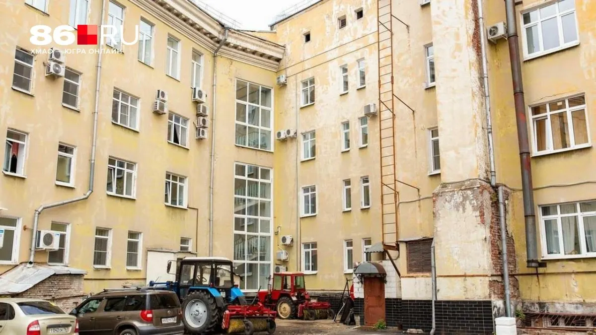 Решения о переустройстве дворовой территории должны приниматься на общем собрании собственников жилья; порядок согласования зависит от местного законодательства.