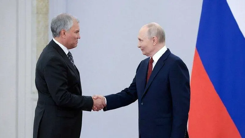 На встрече с депутатами спикер Госдумы поблагодарил президента за поддержку развития партийной системы, напомнил о 25‑летии закона о партиях и перечислил достижения нынешнего созыва.