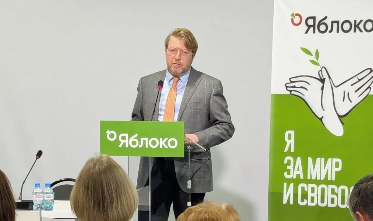 Верховный суд оставил в силе решение Выборгского райсуда Санкт‑Петербурга о штрафе председателю «Яблока» Николаю Рыбакову за публикацию с изображением Алексея Навального. Партия намерена обжаловать вердикт в Конституционном суде.