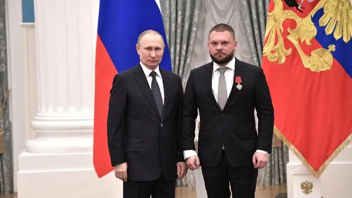 В декларациях одного из лидеров федерального списка «ЕР» указаны доли в американских корпорациях и фондах; партия заявляет, что иностранные активы были отчуждены до подачи документов.