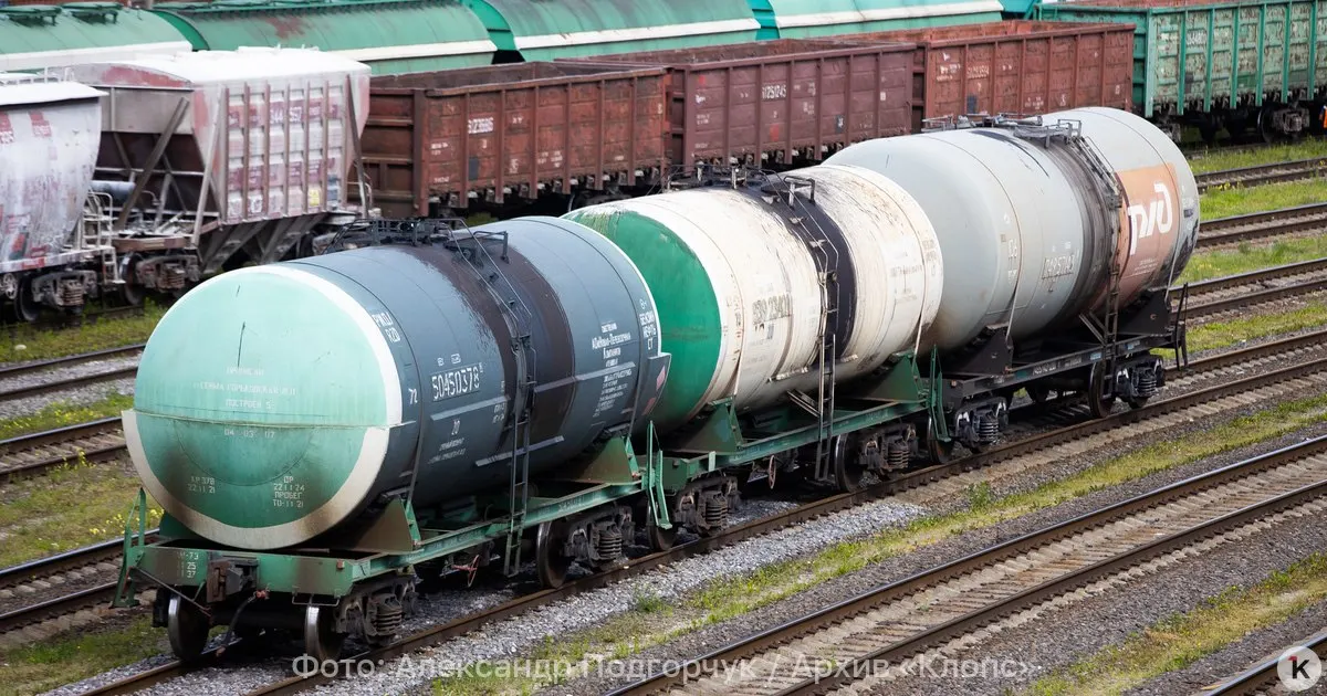 По распоряжению правительства РФ Федеральной антимонопольной службе поручено проиндексировать тарифы: для грузовых перевозок и платы за инфраструктуру — на 8,5%; для пассажирских перевозок дальнего следования и связанных услуг — на 9,2%. Повышение вступит в силу с 1 октября и будет учитываться при последующих индексациях.