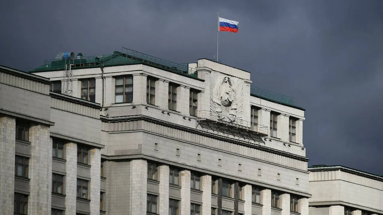 Госдума рассматривает законопроект, который вводит для покинувших страну россиян жесткие ограничения — от блокировки счетов и запрета на госуслуги до внесения в реестр Минюста.