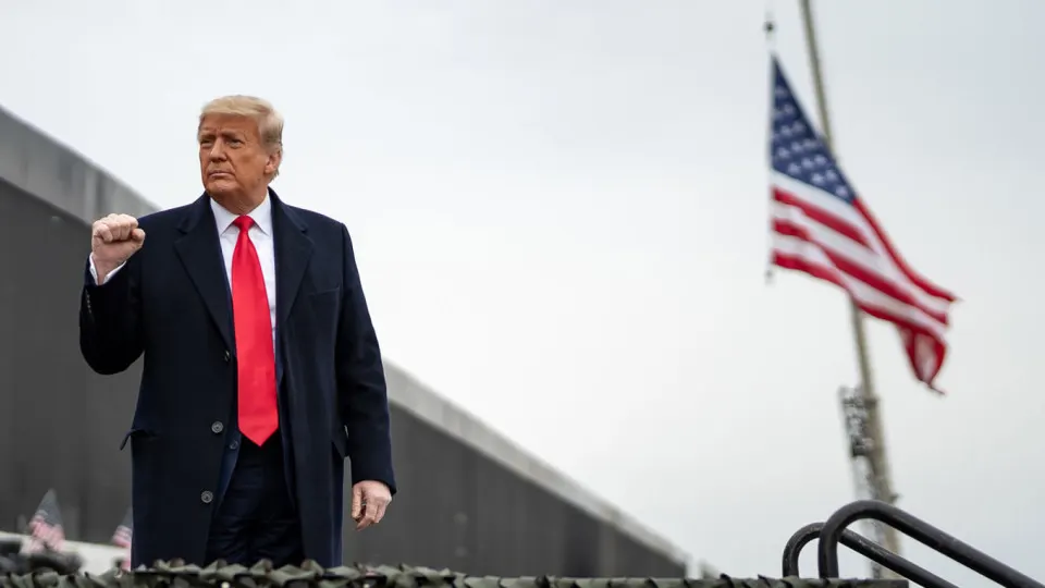 Президент США Дональд Трамп выразил поддержку двухпартийного законопроекта, предусматривающего 500%-ные пошлины на импорт из стран, приобретающих российскую нефть, газ и уран; после внезапной смерти сенатора Линдси Грэма документ может ускоренно продвигаться в Сенате.