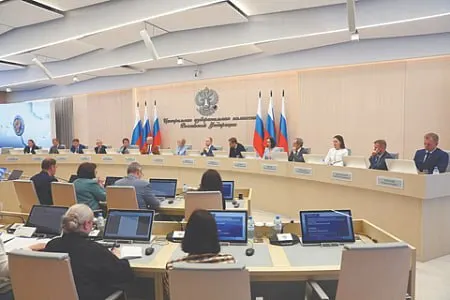 В проекте постановления ЦИК, намеченном на 20 июля, предусмотрено исключение ряда кандидатов из партсписка «Яблоко». Если выбывает четверть списка, партия может быть снята с выборов.