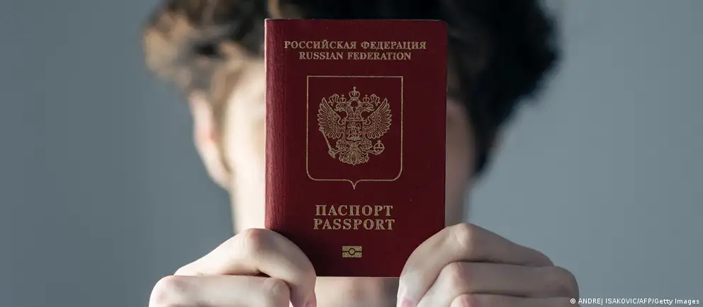 После возражений Франции и Италии предложение о запрете въезда для российских военнослужащих переработали: ограничения планируют вводить лишь для лиц, непосредственно участвовавших в боевых действиях и при оформлении краткосрочных виз; перечень исключений расширили.