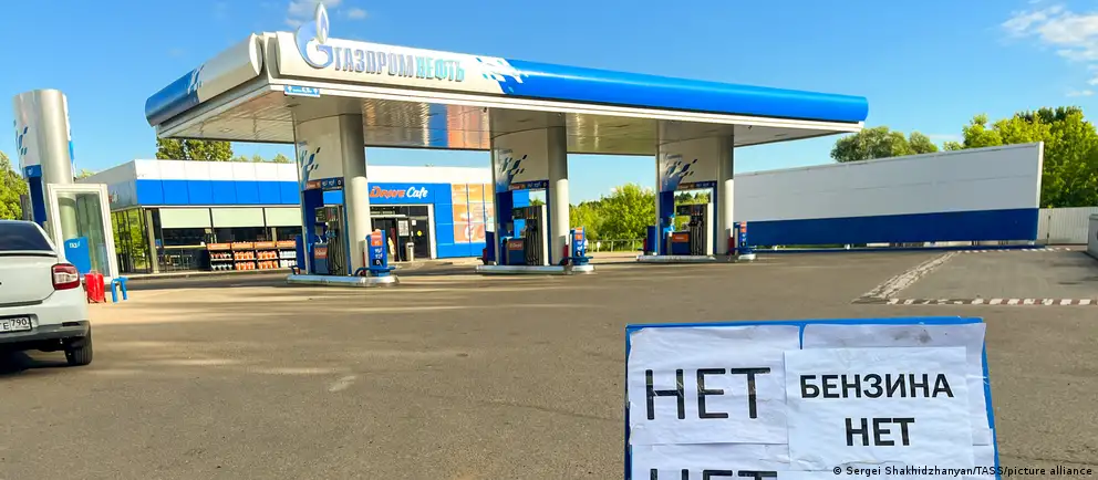 Росстат зафиксировал падение индекса производства нефтепродуктов на 21,8% в июне к уровню прошлого года. Цены на бензин и дизель продолжают расти, но темпы роста замедляются. Дефицит топлива усилился на фоне ударов по перерабатывающим мощностям.