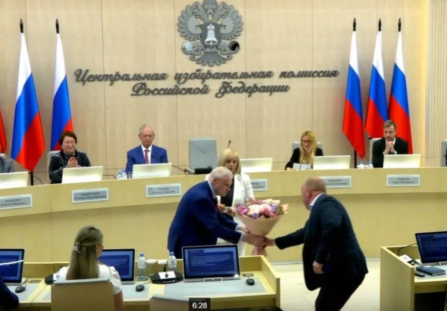 Центральная избирательная комиссия единогласно зарегистрировала списки «Справедливой России», подтвердила возможность выдвижения 260 кандидатов, вручила удостоверение Сергею Миронову, назначила члена комиссии от ЛДПР с правом совещательного голоса и утвердила 43 региональных финансовых уполномоченных «Яблока».