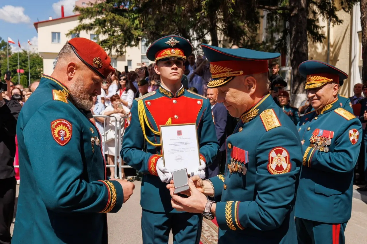 Начальнику Саратовского ордена Жукова института войск национальной гвардии Александру Белоглазову присвоено воинское звание генерал-лейтенанта. Погоны вручил заместитель директора Росгвардии, генерал-полковник Анатолий Маликов.