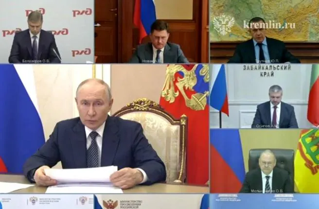 На совещании с правительством обсуждали меры по обеспечению стабильных поставок топлива: строительство мини‑НПЗ, наращивание импорта, вовлечение малого и среднего бизнеса и ускорение субсидирования закупок.