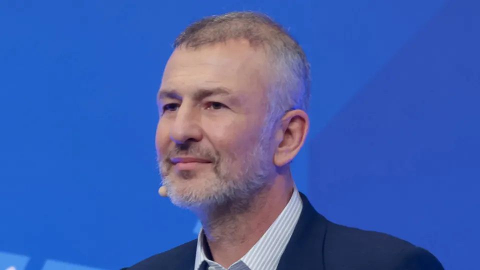 Миллиардер Андрей Мельниченко добился отказа прокуратуры от иска по СИБЭКО после перевода 32 млрд рублей в пользу образовательного центра «Сириус»; сумма почти совпала со стоимостью покупки компании.