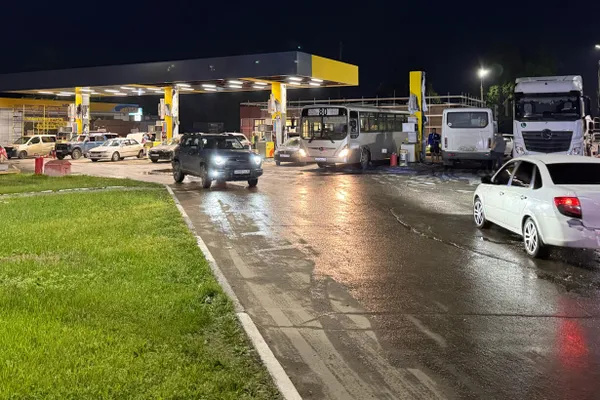 В ряде регионов введены ограничения на продажу топлива, люди стоят в очередях по многу часов. Чиновники называют перебои локальными и заверяют, что рынок обеспечен, тогда как дефицит сохраняется.