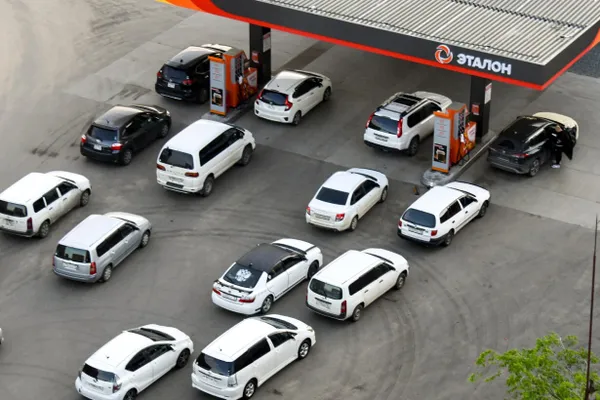 Из‑за ограничений на продажу топлива и дефицита на АЗС поставщики начинают предупреждать магазины о возможных задержках доставки продуктов. Логистика пока выдерживает нагрузку, но перевозчики корректируют маршруты и тарифы.