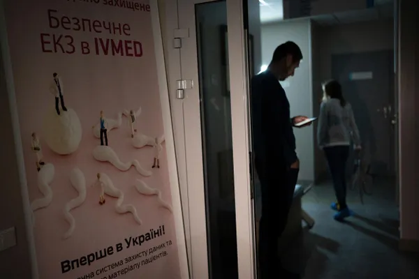 Депутаты приняли поправки в закон о ветеранах: экстракорпоральное оплодотворение станет бесплатным для жен участников боевых действий и инвалидов войны, а также для вдов в течение пяти лет с момента гибели супруга; суррогатное материнство исключено.